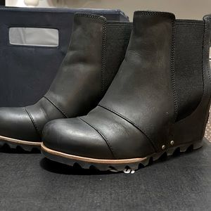 Gently Used Sorel Boots, Black,Quarry. Worn twice.
